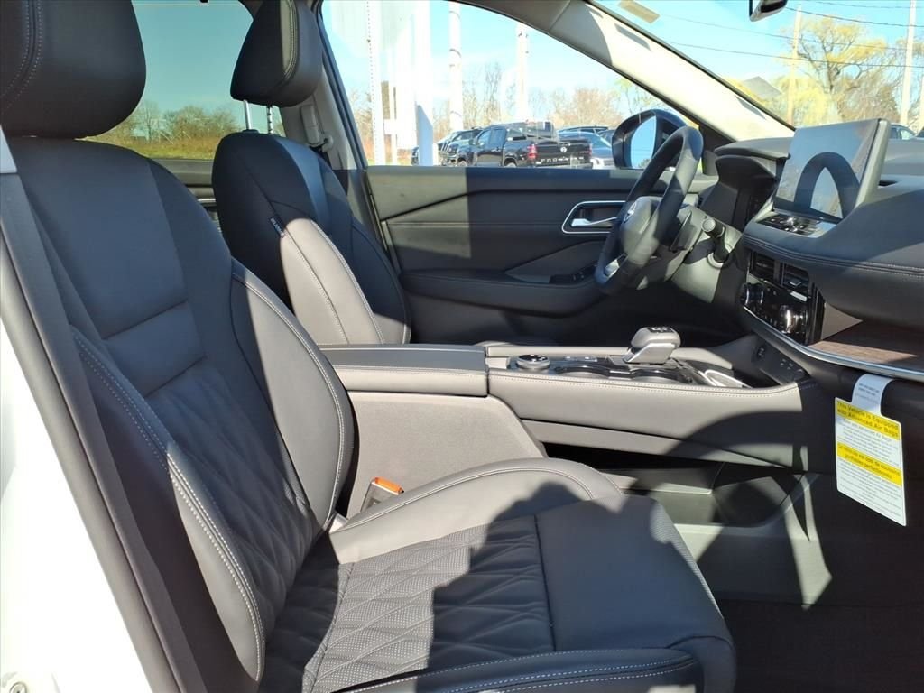 New 2026 Everest White Pearl TriCoat / Super Black Two-tone Nissan Platinum image 11