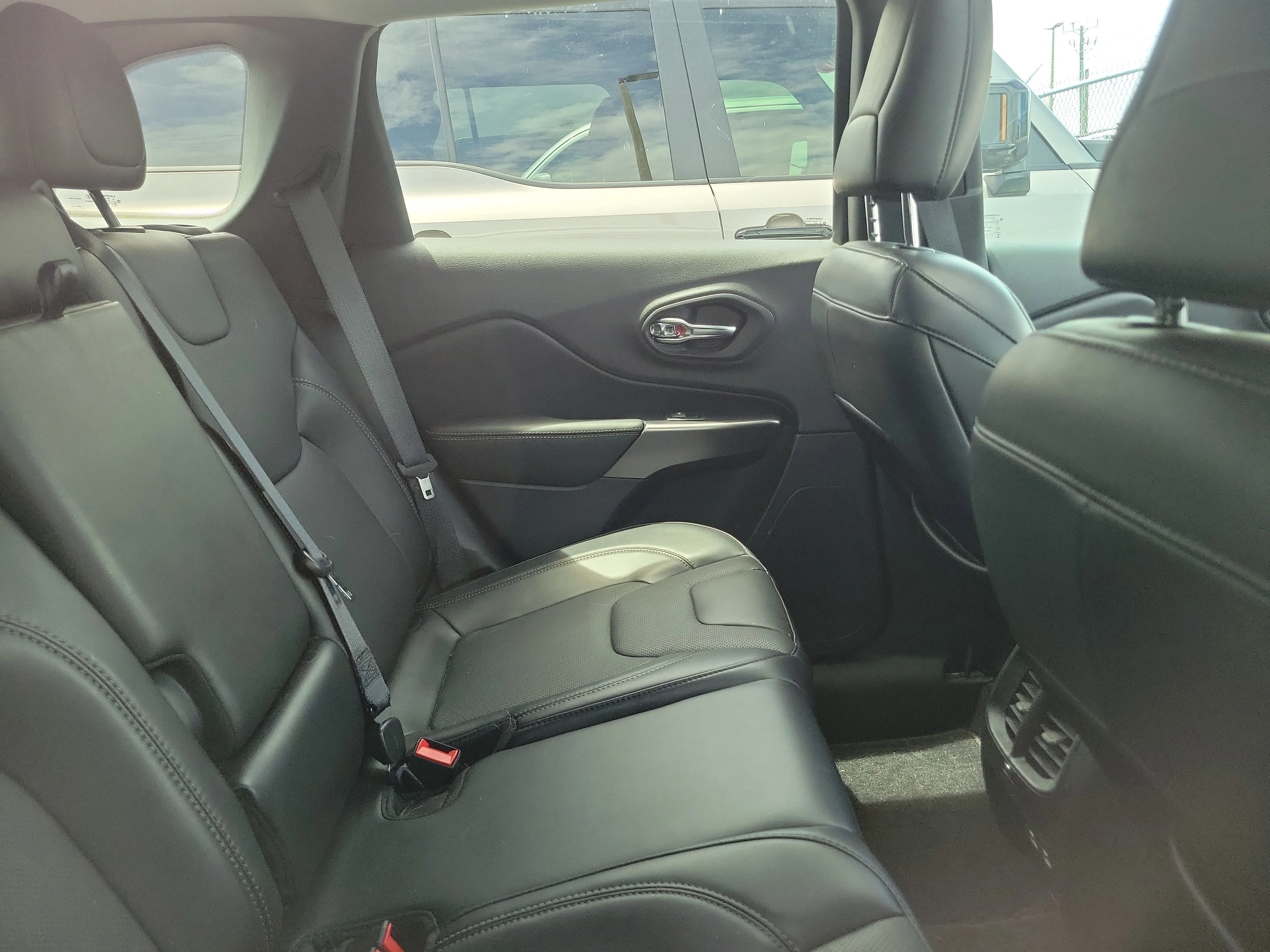 Used 2021 Bright White Clearcoat Jeep Latitude Lux image 6