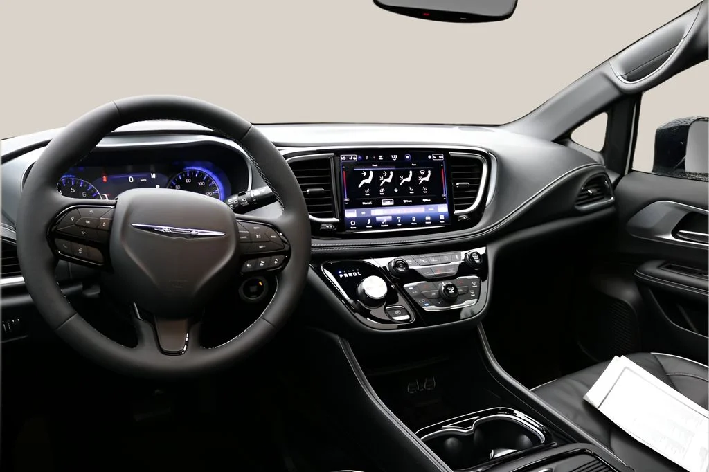 Used 2025 White Chrysler Limited image 14