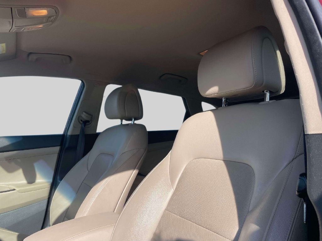 Used 2017 Red Hyundai SE Plus image 19