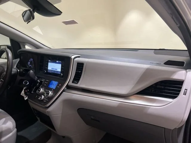 Used 2020  Toyota L image 24