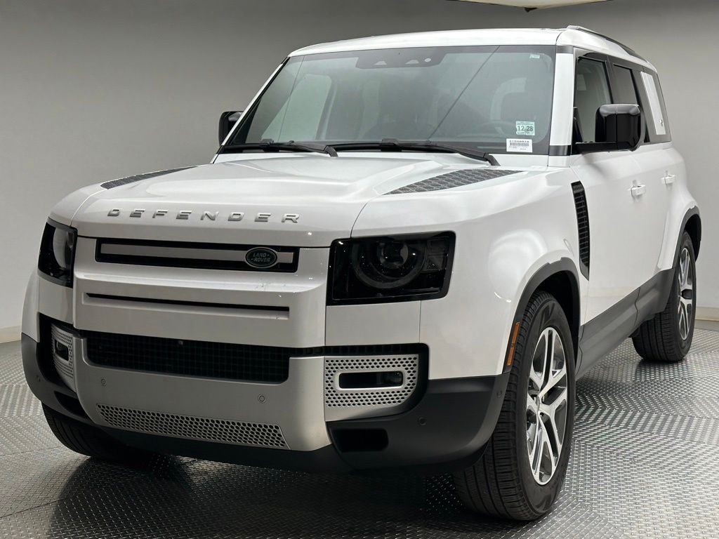 Used 2023 Fuji White Land Rover SE image 1