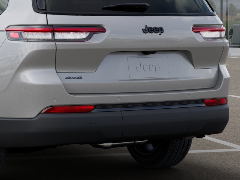 New 2025 Silver Zynith Exterior Paint Jeep Altitude X 4x4 image 32