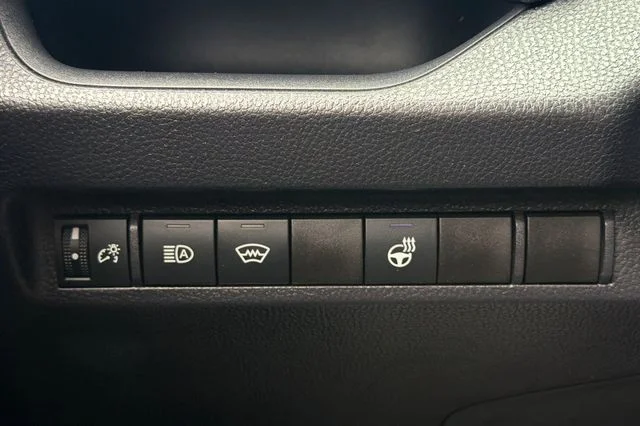 2025 Toyota RAV4 XLE - Photo 31