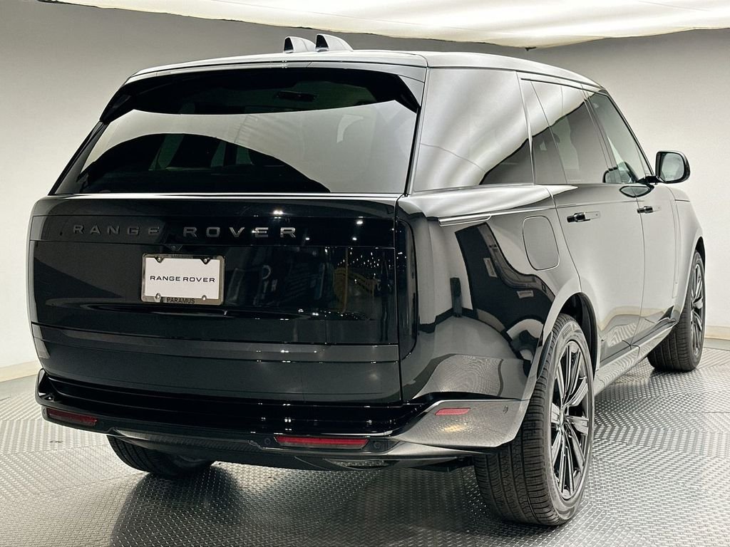 New 2027 Santorini Black Land Rover SE image 3