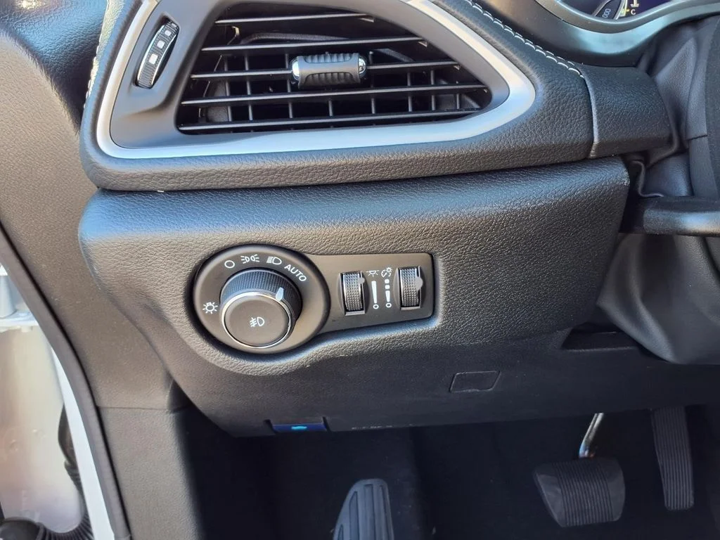 2026 Chrysler Pacifica Select - Photo 13