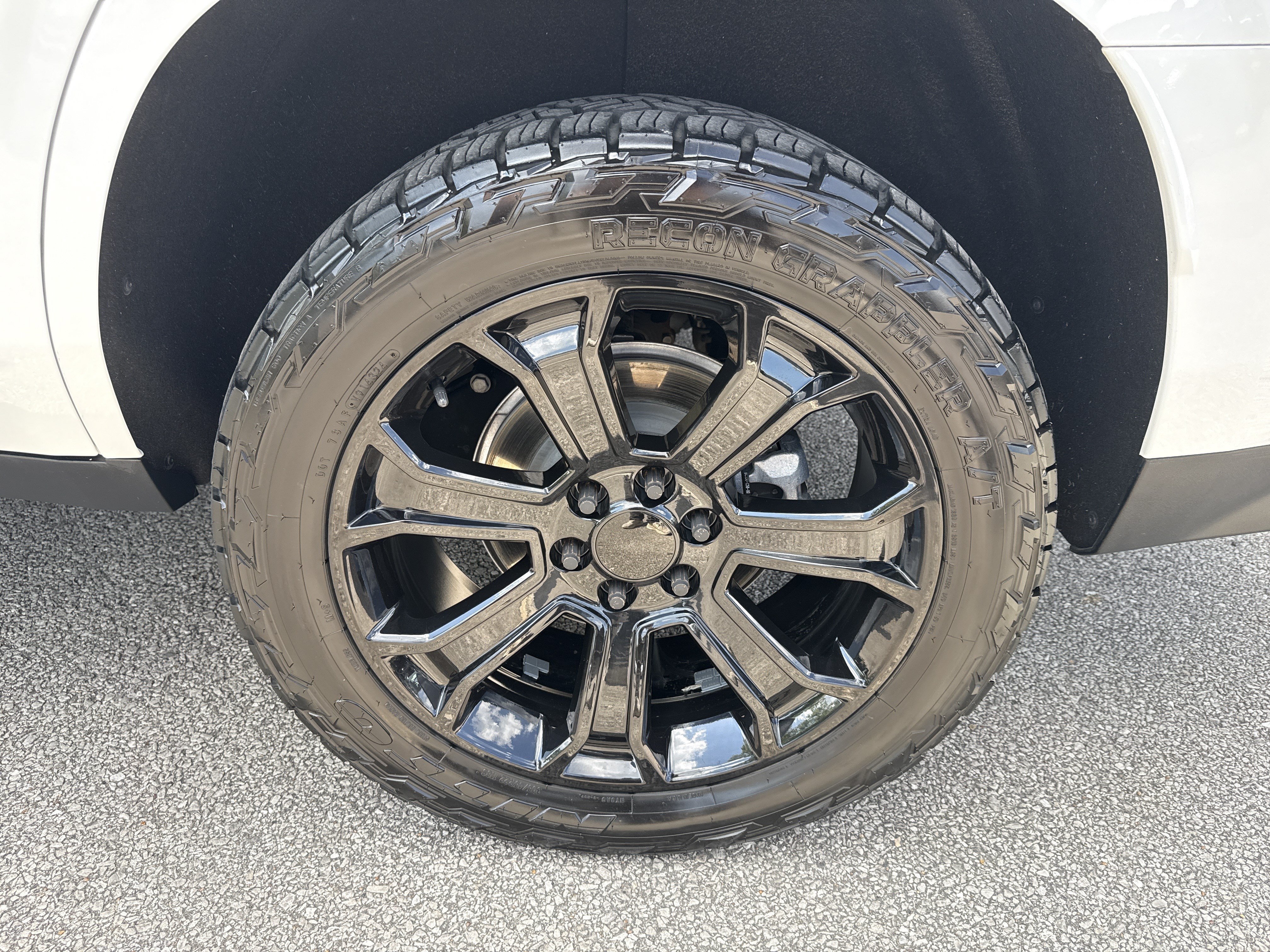 Used 2023 Summit White Chevrolet Z71 image 22