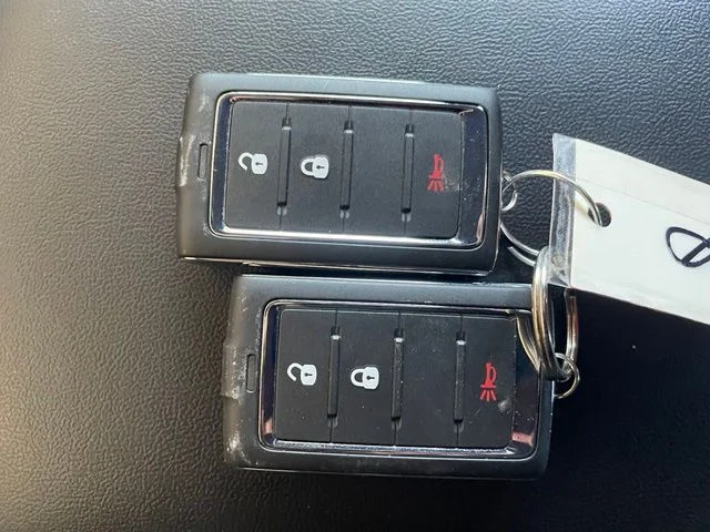 Used 2025 Silver Jeep Laredo image 18