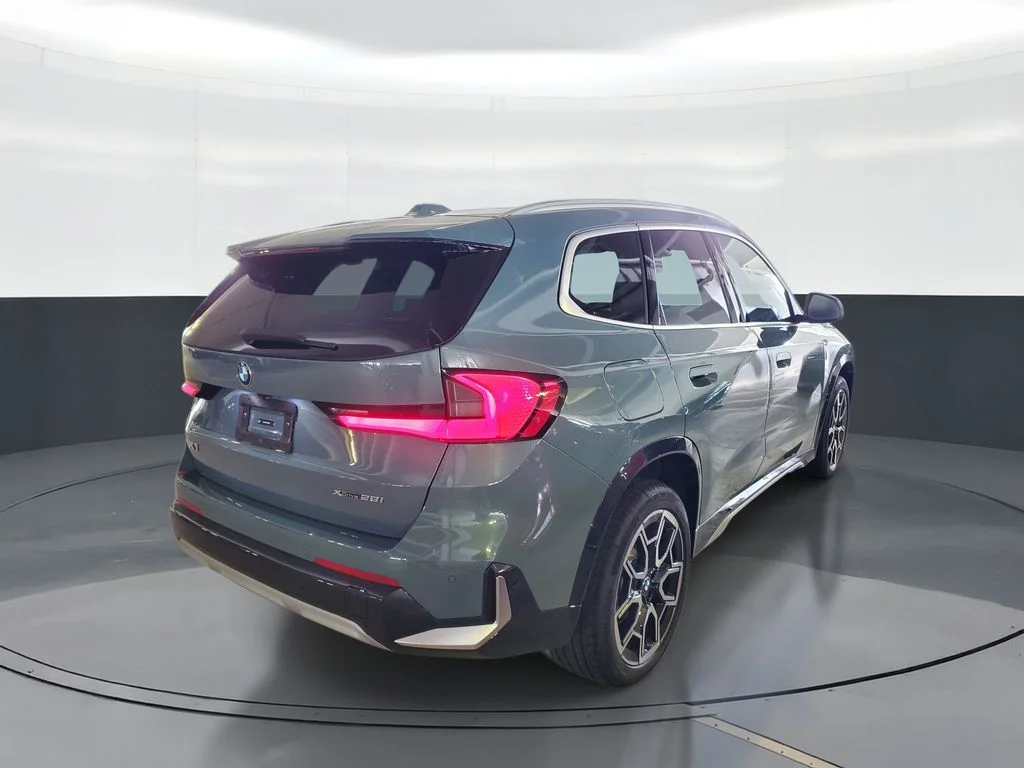New 2026 Cape York Green Metallic BMW xDrive28i image 3