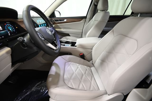 New 2026 Black Volkswagen 2.0T SE w/Technology image 7
