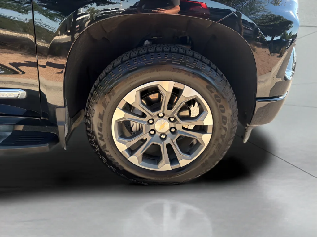 Used 2025 Black Chevrolet High Country image 13