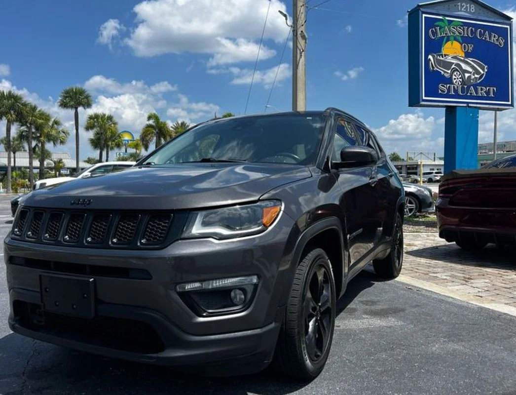 Used 2018  Jeep Altitude 4x4 image 1