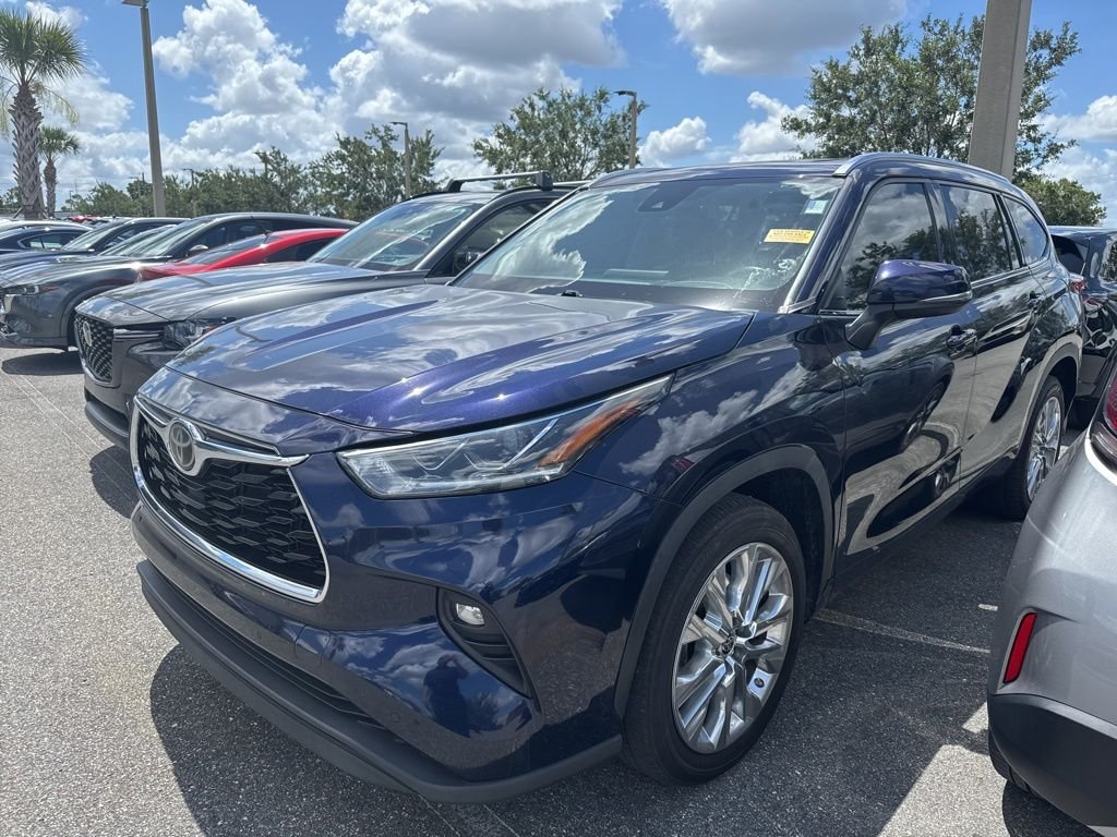 Used 2022  Toyota Limited image 2