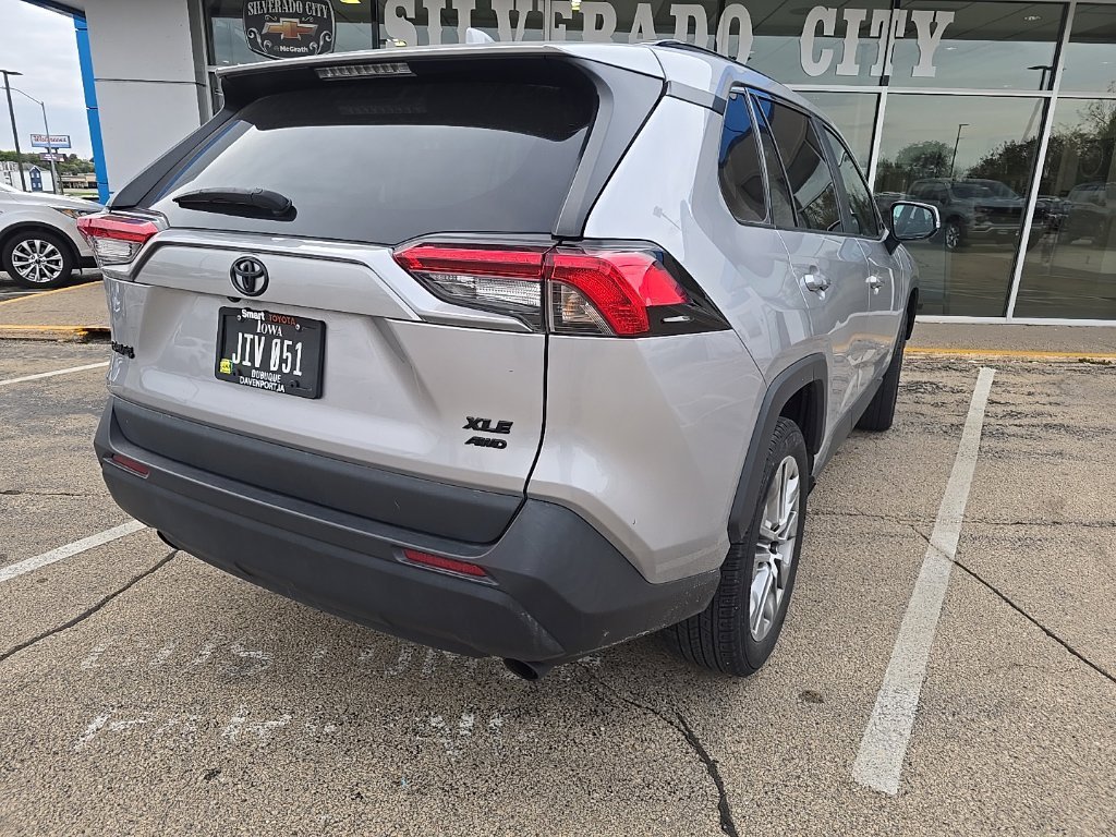 Used 2022 Silver Toyota XLE Premium image 5