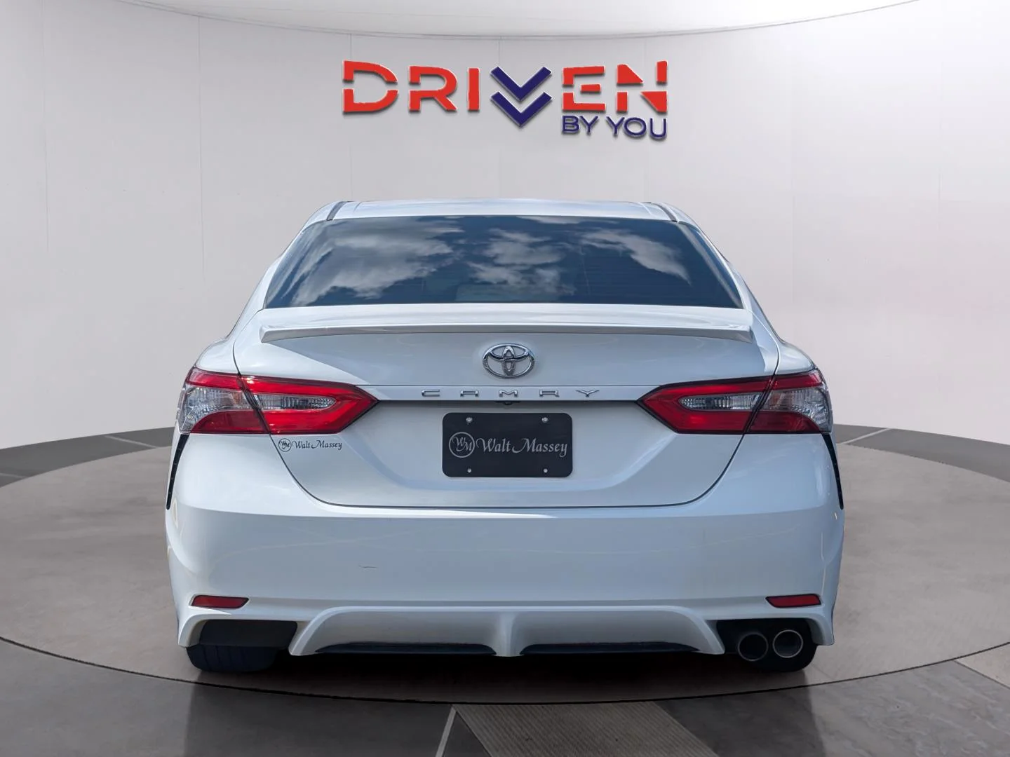 Used 2018 Super White Toyota SE image 4