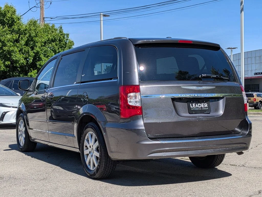 Used 2015 Gray Chrysler LX image 5