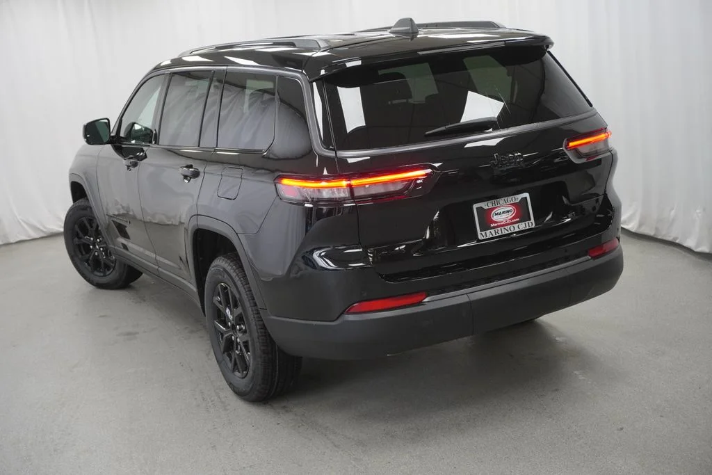 New 2026 Diamond Black Crystal Pearl-Coat Exterior Paint Jeep Altitude image 11