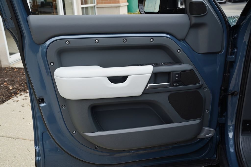 New 2026 Tasman Blue Land Rover X-Dynamic SE image 10