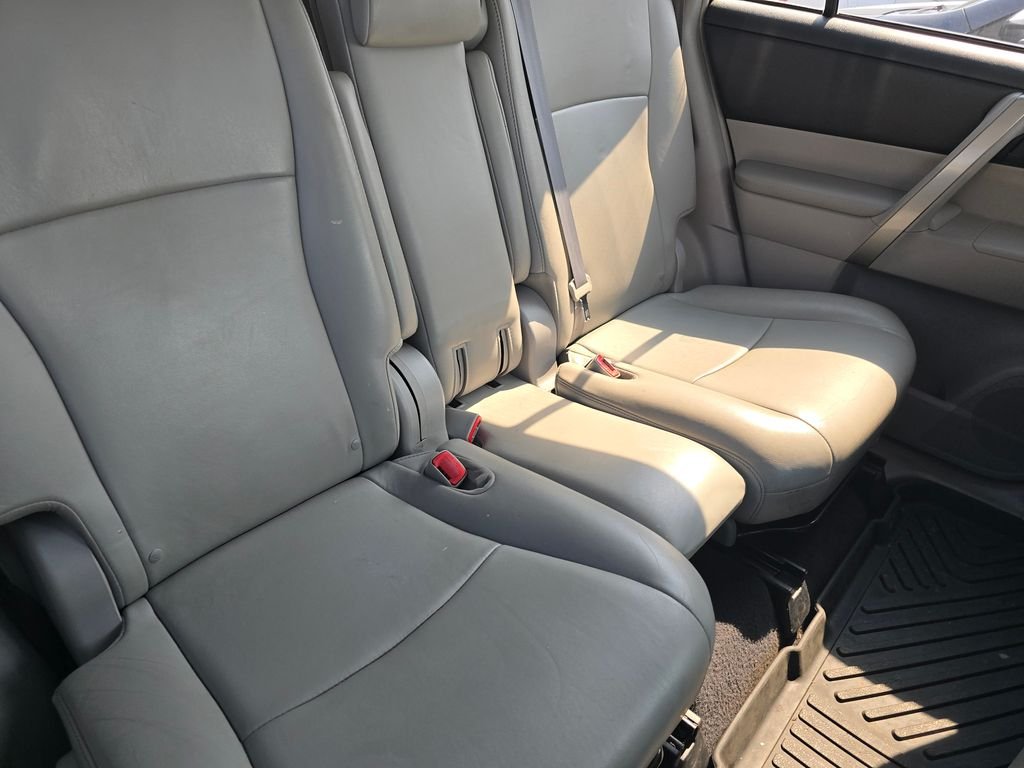 Used 2013 Gray Toyota SE image 13