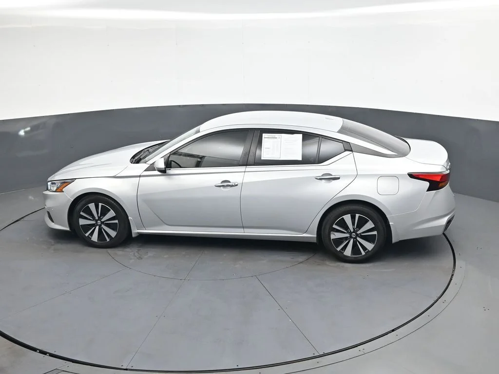 Used 2022 Silver Nissan 2.5 SV image 35