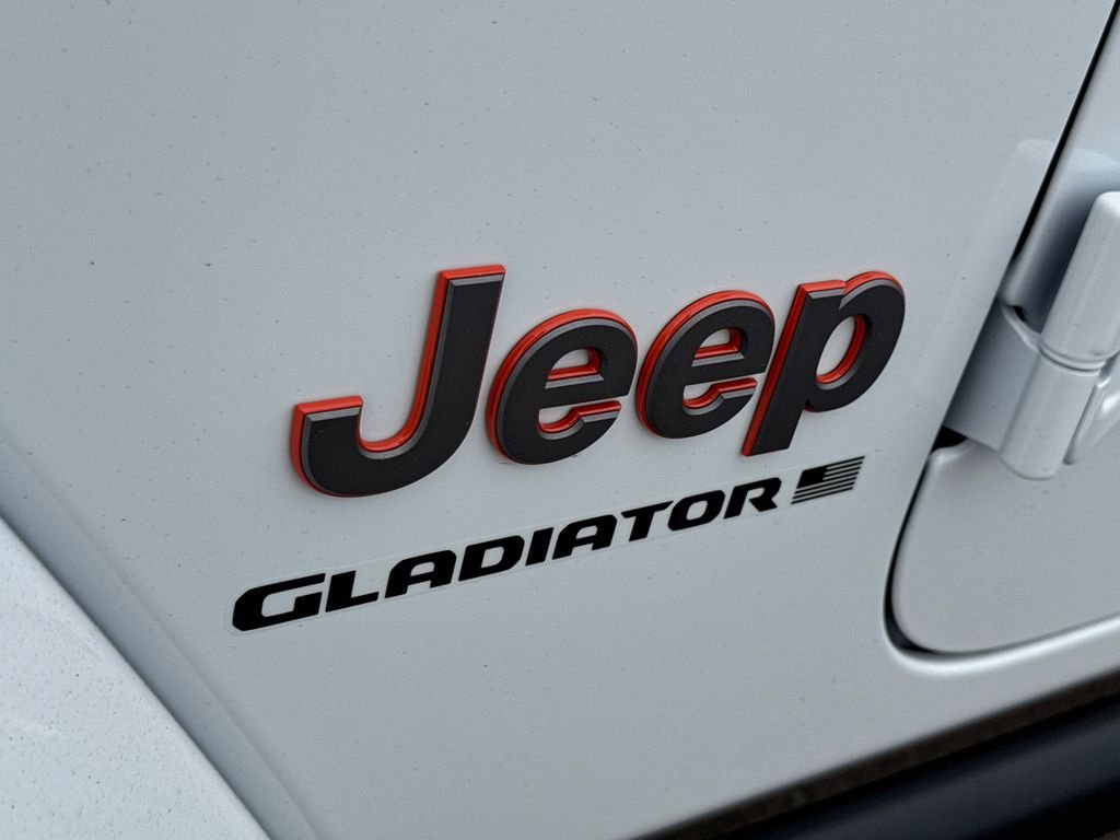 New 2026 Bright White Clear-Coat Exterior Paint Jeep Mojave X image 8