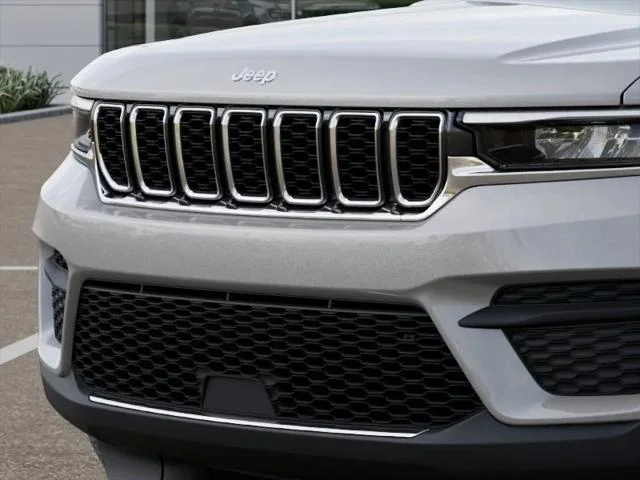 New 2025 Silver Zynith Exterior Paint Jeep Laredo X image 26