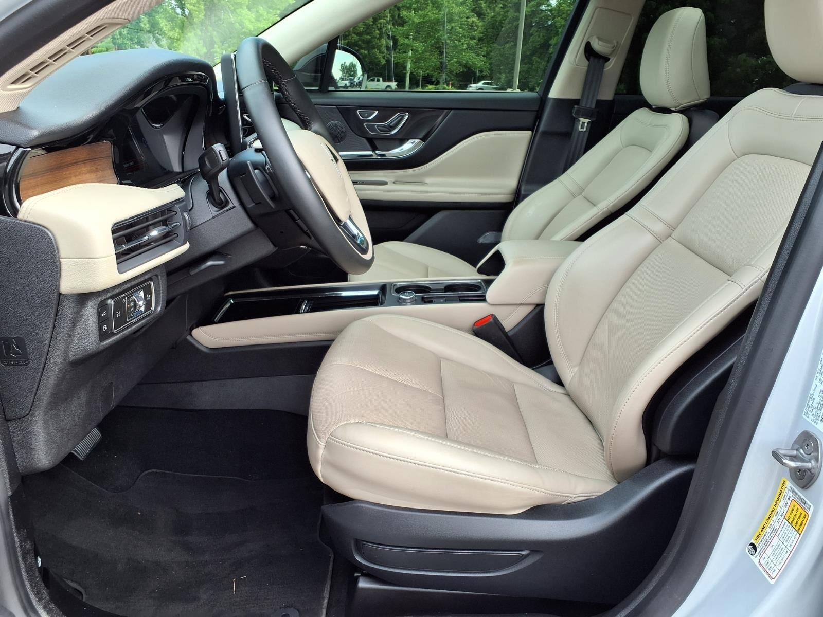 Used 2025 Crystal White Metallic Clearcoat Lincoln Grand Touring image 21