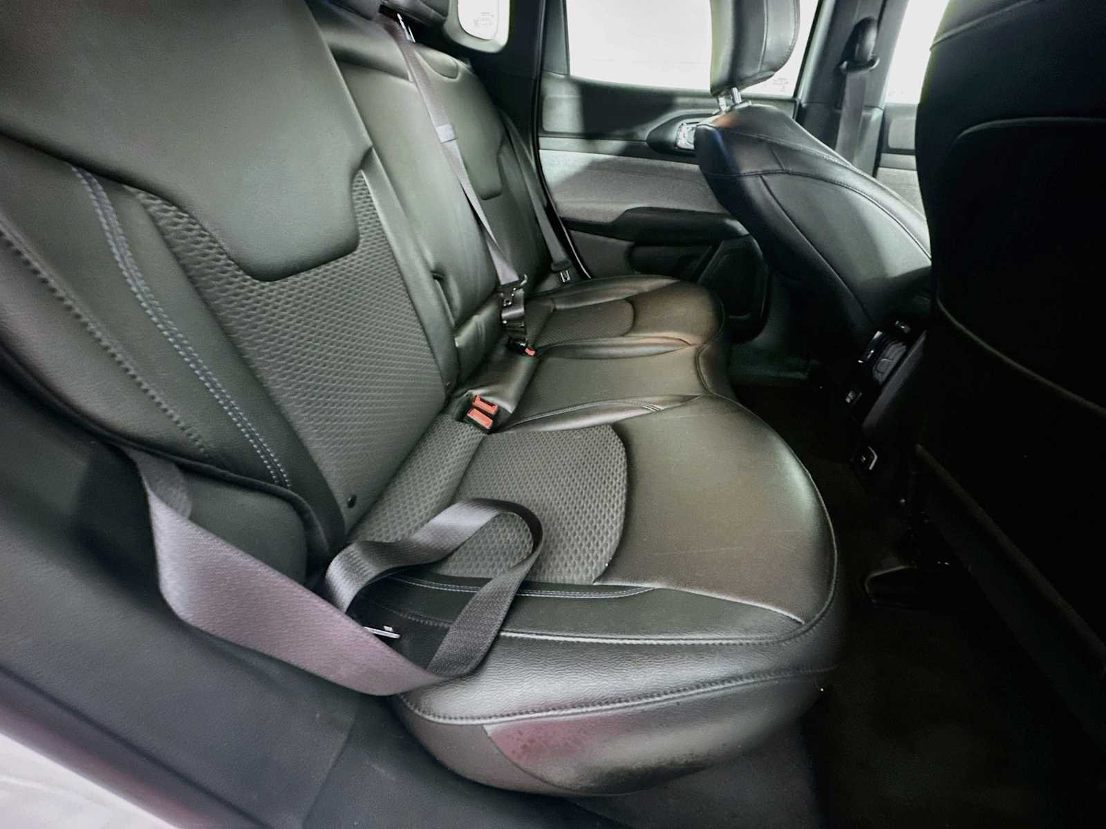 Used 2024 Bright White Clearcoat Jeep Latitude image 24
