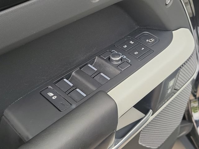 Used 2022 Santorini Black Metallic Land Rover XS Edition image 16