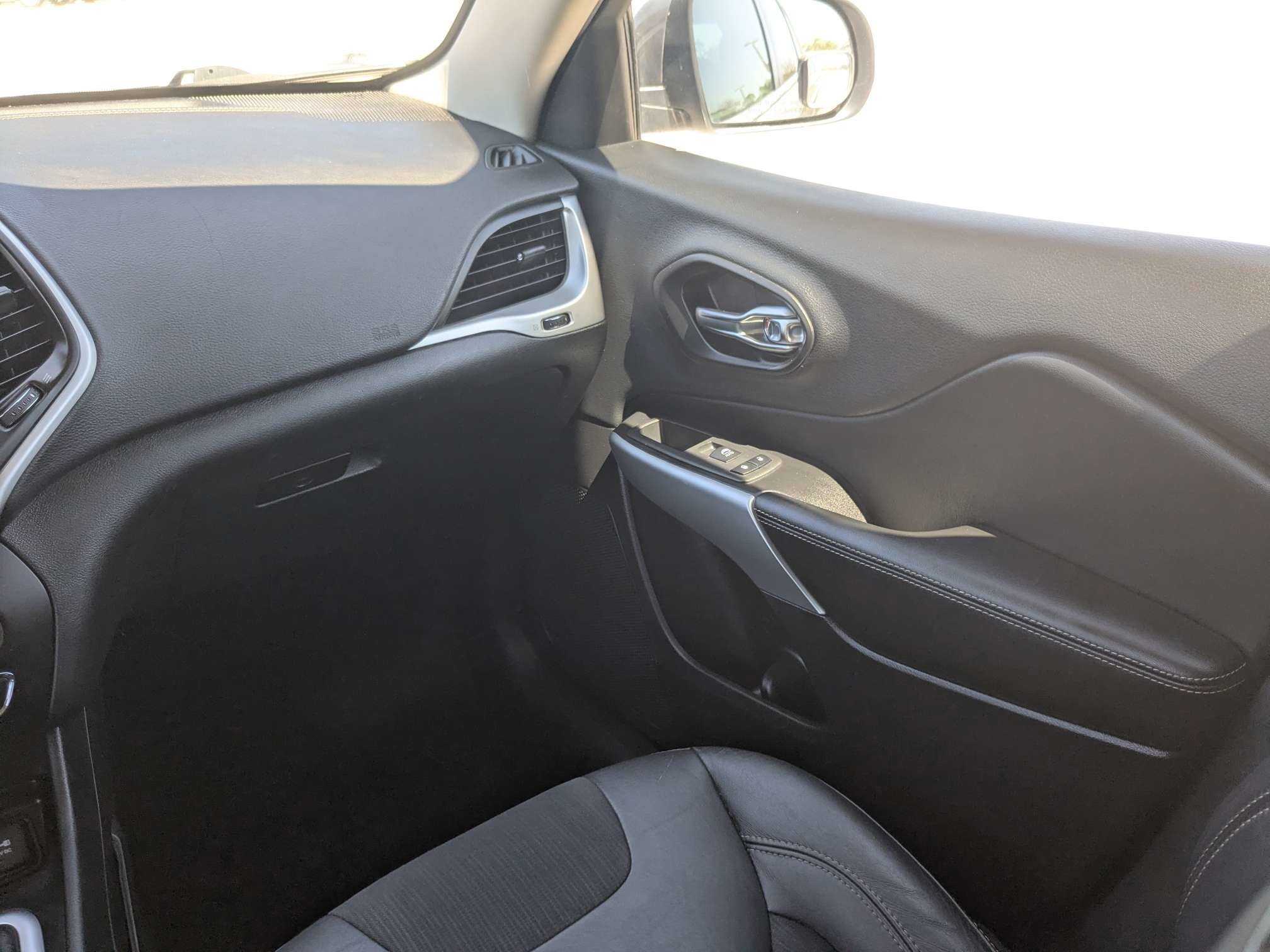 Used 2018 Light Brownstone Pearlcoat Jeep Latitude Plus image 20