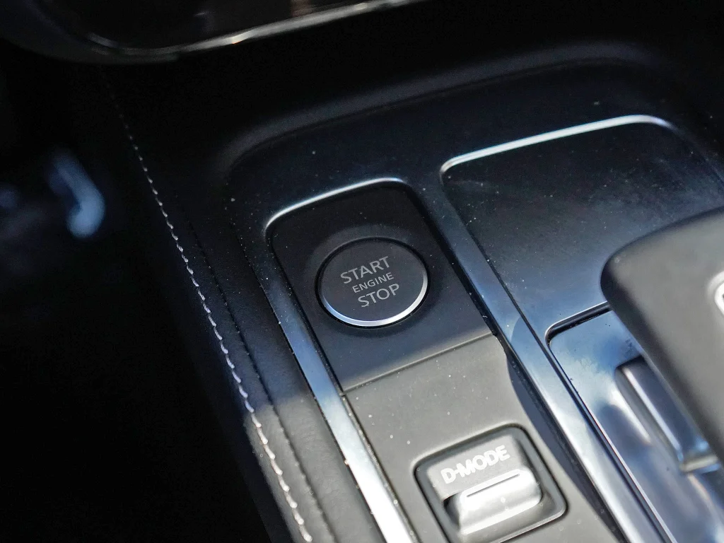 Used 2025 Mineral Black INFINITI PURE image 17