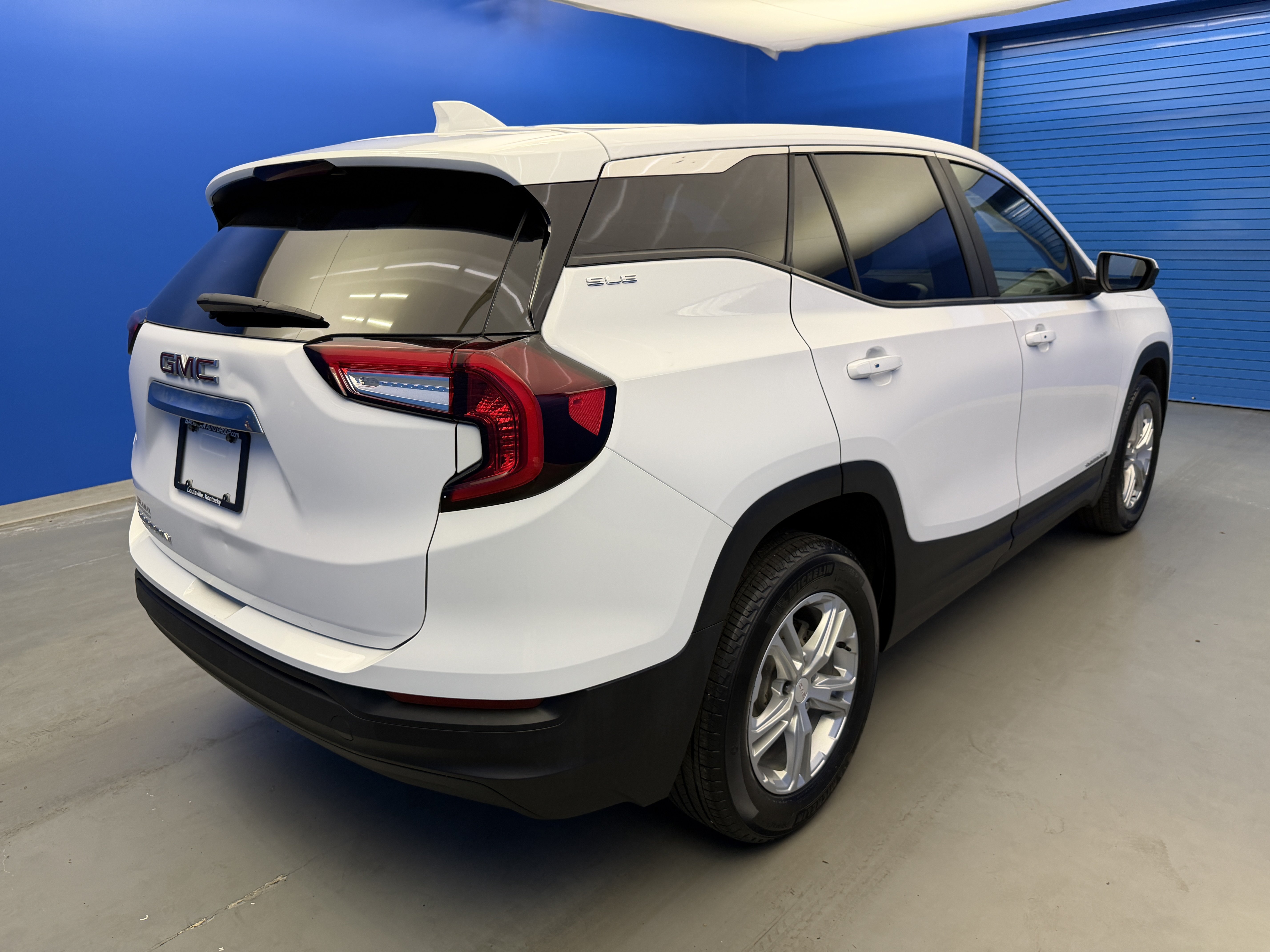 Used 2023 Summit White GMC SLE image 7