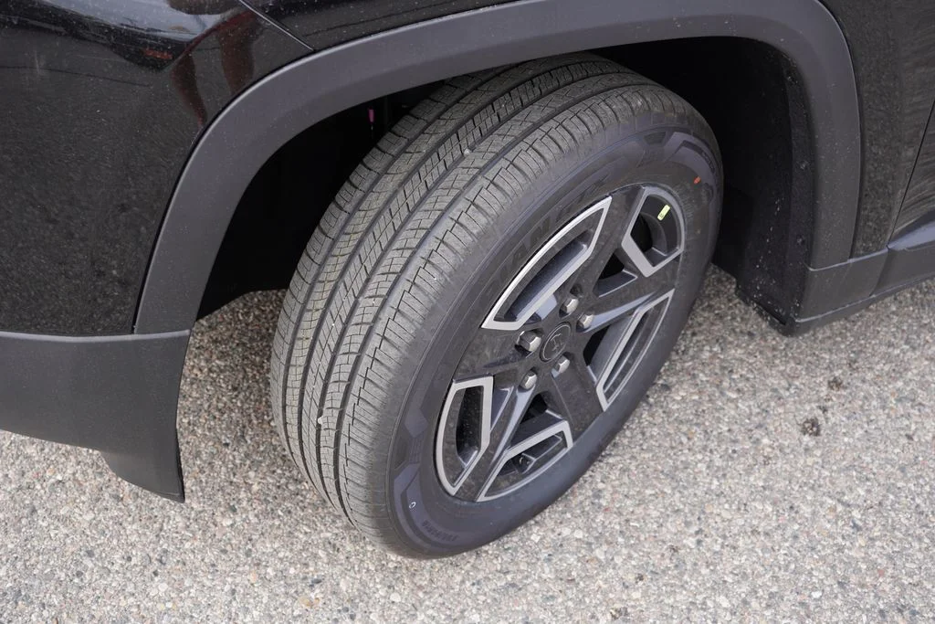 New 2026 Diamond Black Crystal Pearl-Coat Exterior Paint Jeep Limited image 9