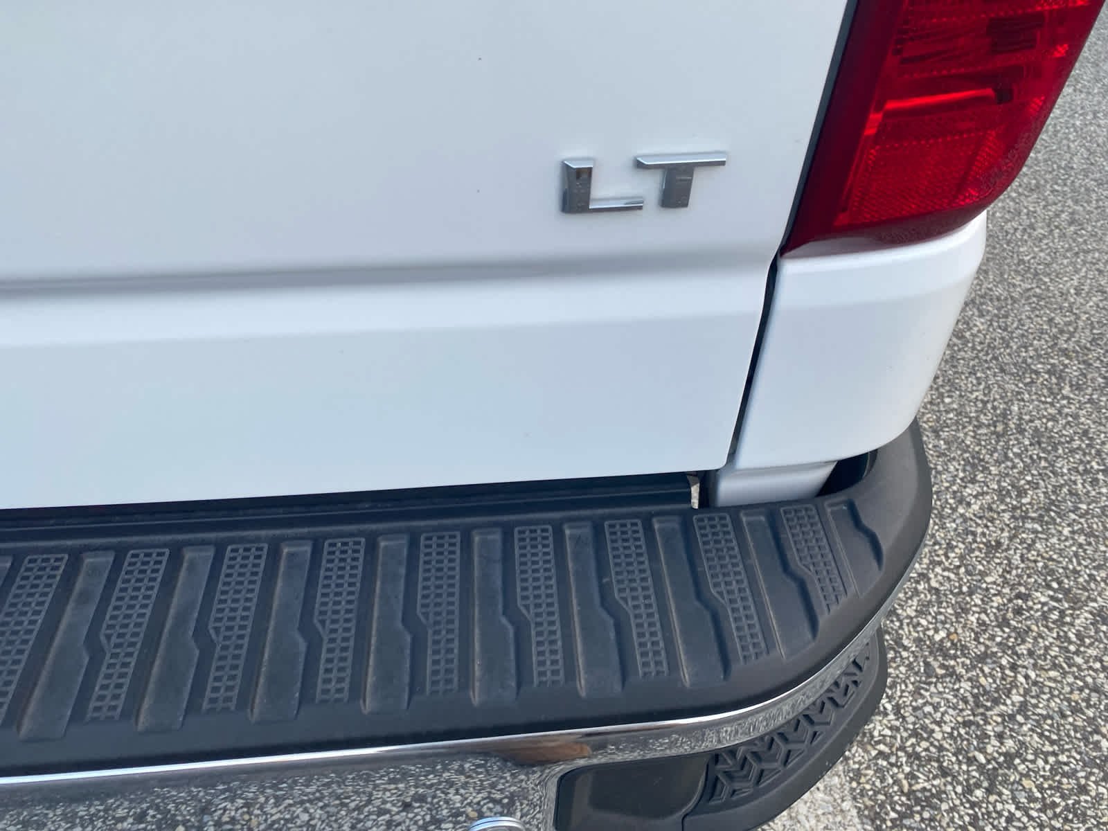 Used 2025 Summit White Chevrolet LT image 8