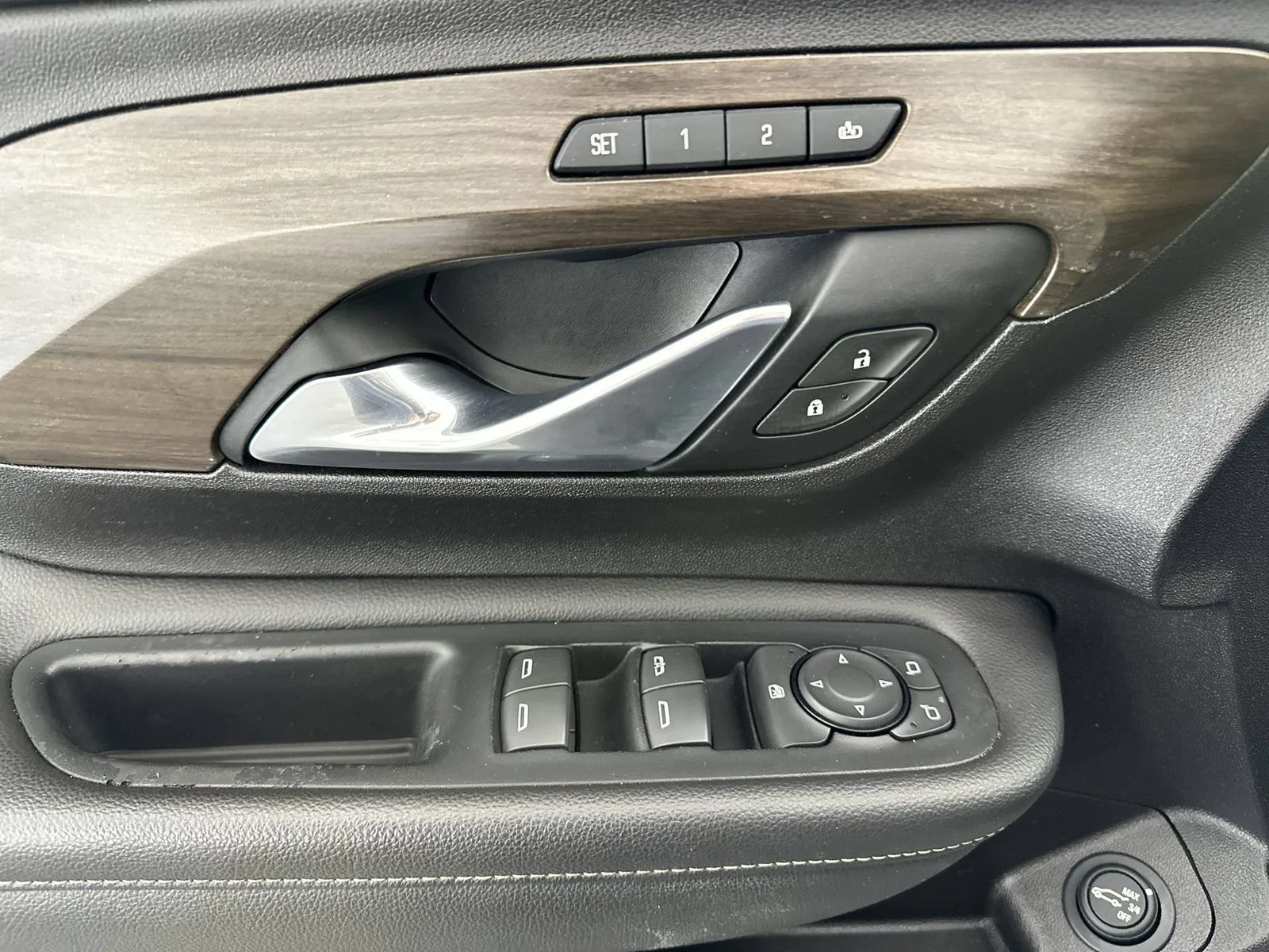 Used 2018 White GMC Denali image 13