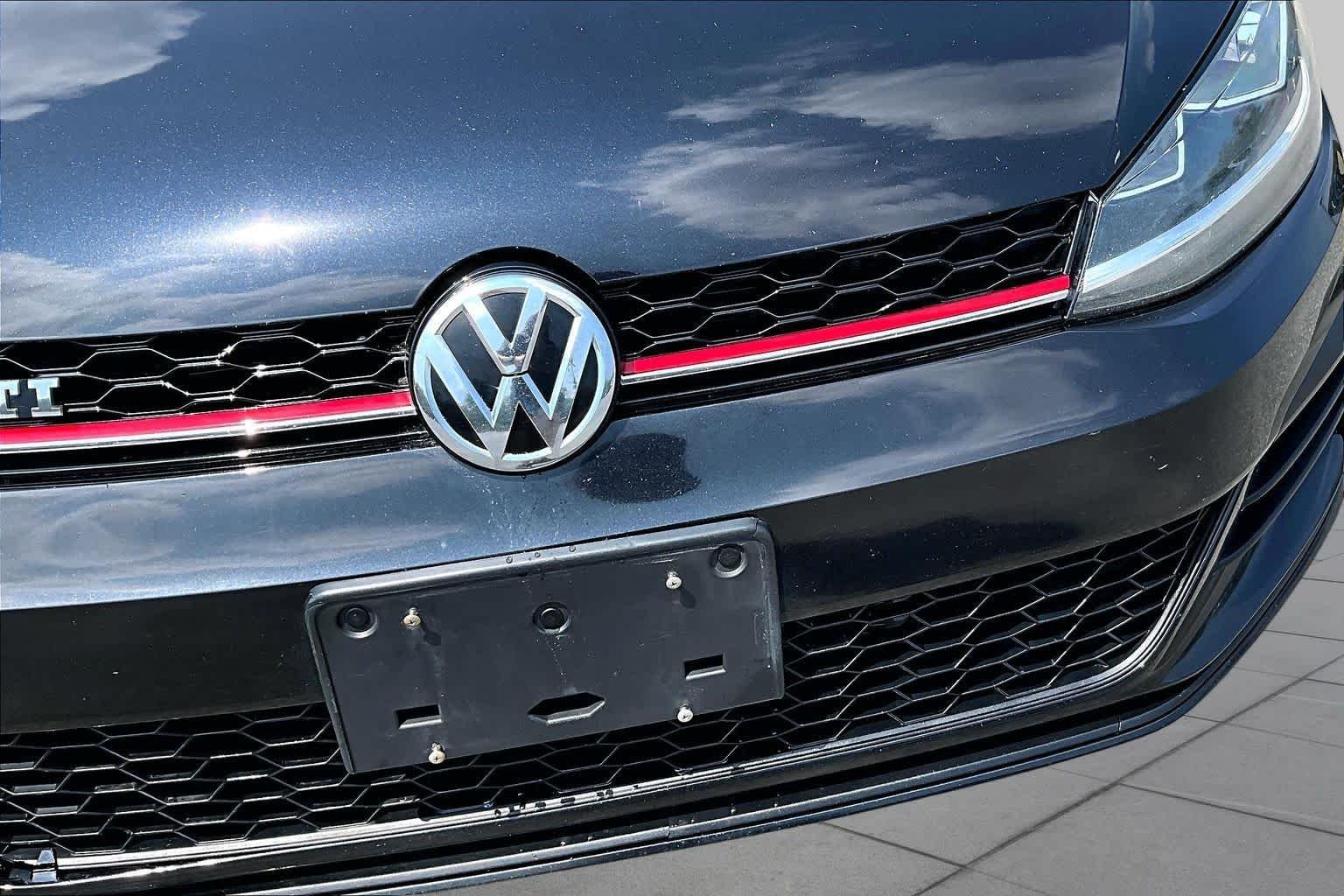 Used 2018 Deep Black Pearl Metallic Volkswagen S image 30