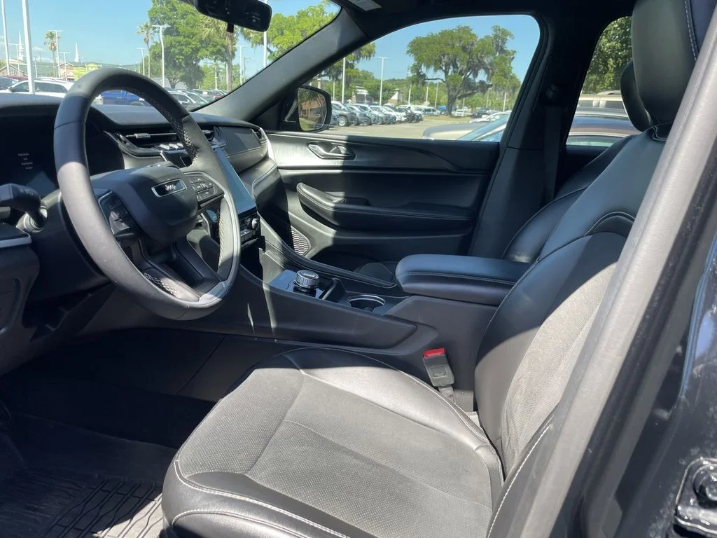 Used 2025 Black Jeep Altitude X image 18