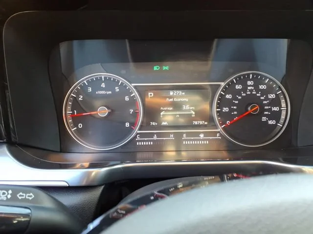 Used 2023 White Kia S image 18