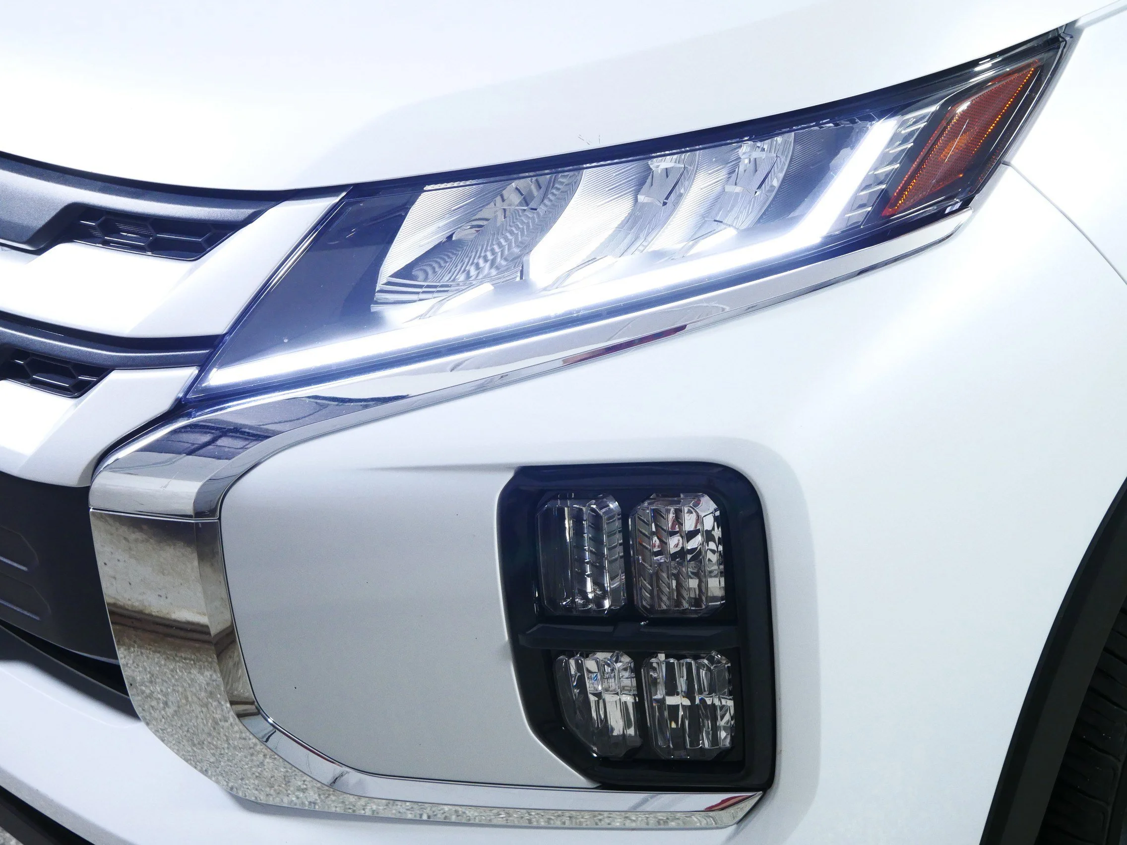 Used 2025 White Diamond Mitsubishi ES image 16