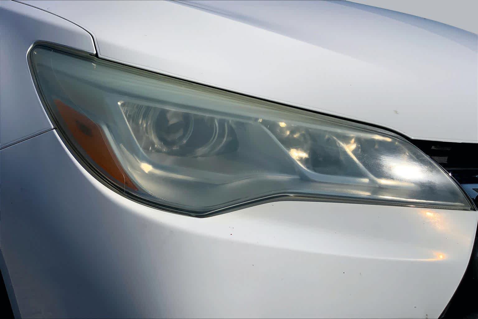 Used 2016 Super White Toyota XLE image 27