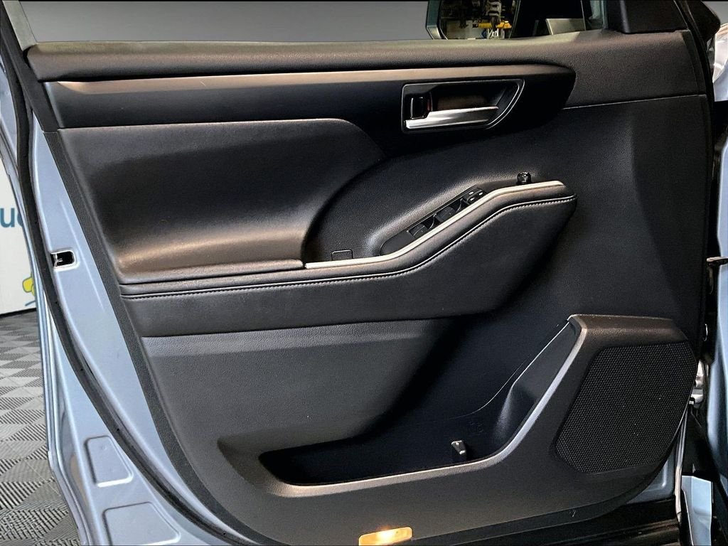 Used 2020  Toyota XLE image 9