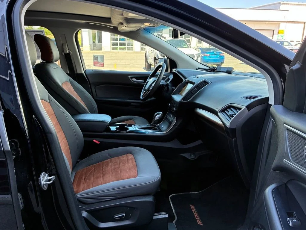 Used 2018 Shadow Black Ford SEL image 38