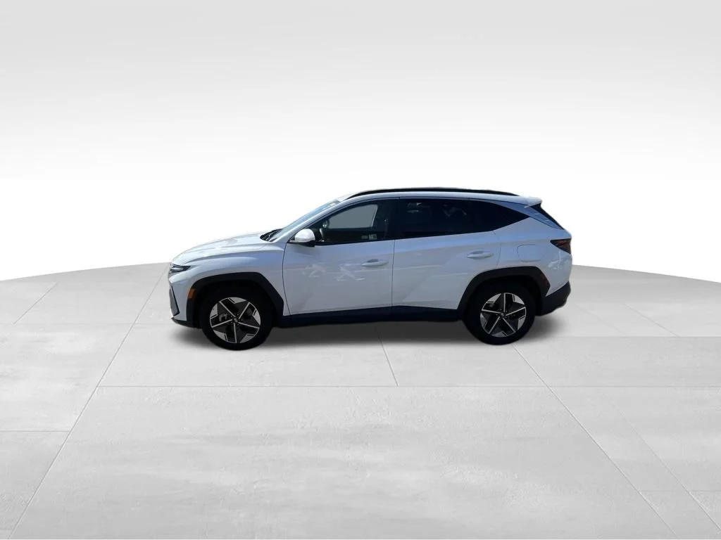 Used 2025 White Hyundai SEL image 3