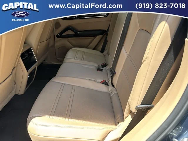 Used 2019  Porsche Base image 18