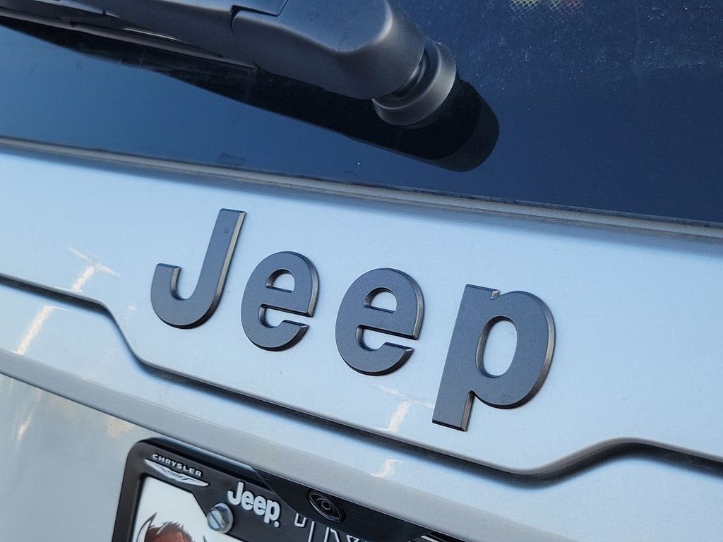 New 2026 Silver Zynith Clearcoat Jeep Limited image 6