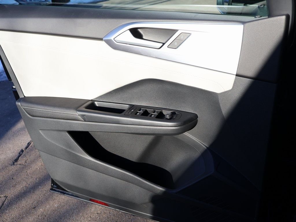 2025 Volkswagen Taos SE - Photo 38