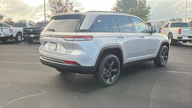 New 2025 Silver Zynith Exterior Paint Jeep Limited image 3