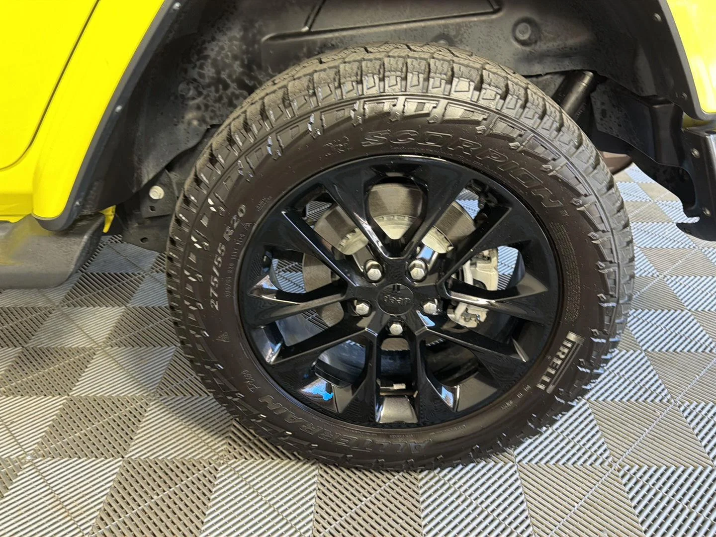 Used 2022 High Velocity Clearcoat Jeep Unlimited Sahara image 16