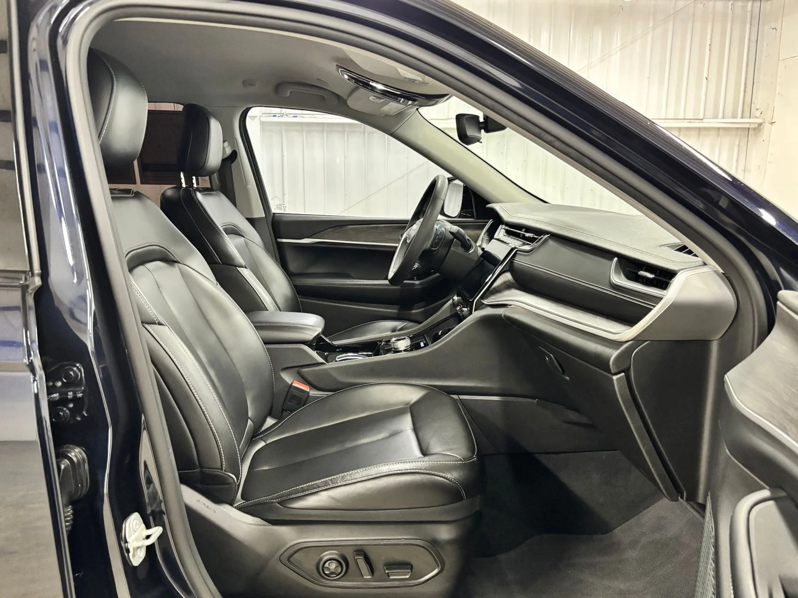 Used 2023 Black Jeep Limited image 22