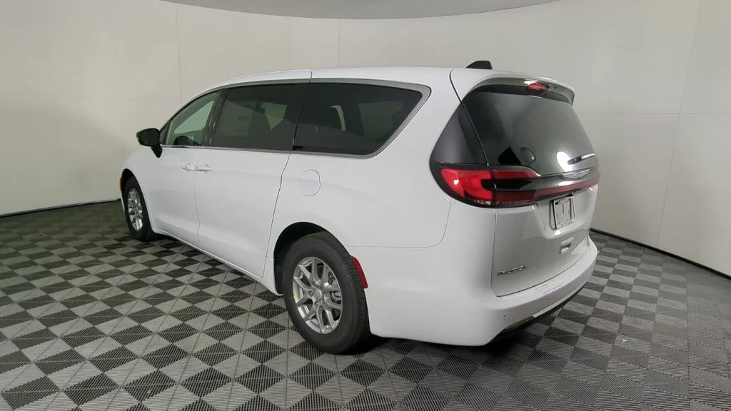 New 2026 Bright White Clear-Coat Exterior Paint Chrysler Select image 7